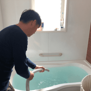 温泉を個人宅に配送している写真